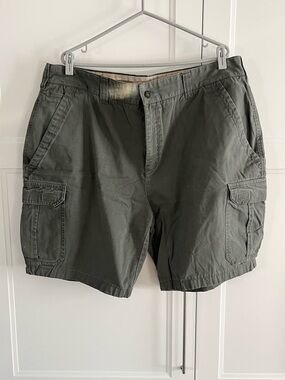 Denver Hayes Olive Green Cargo Shorts - Casual Utility size 44/32